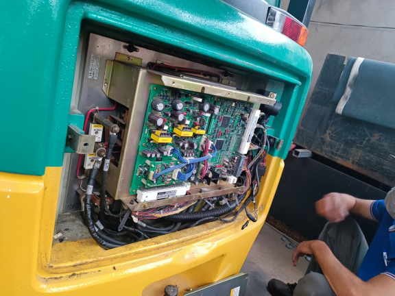 Dịch vụ sửa chữa xe nâng tại Đồng Nai giá hợp tốt